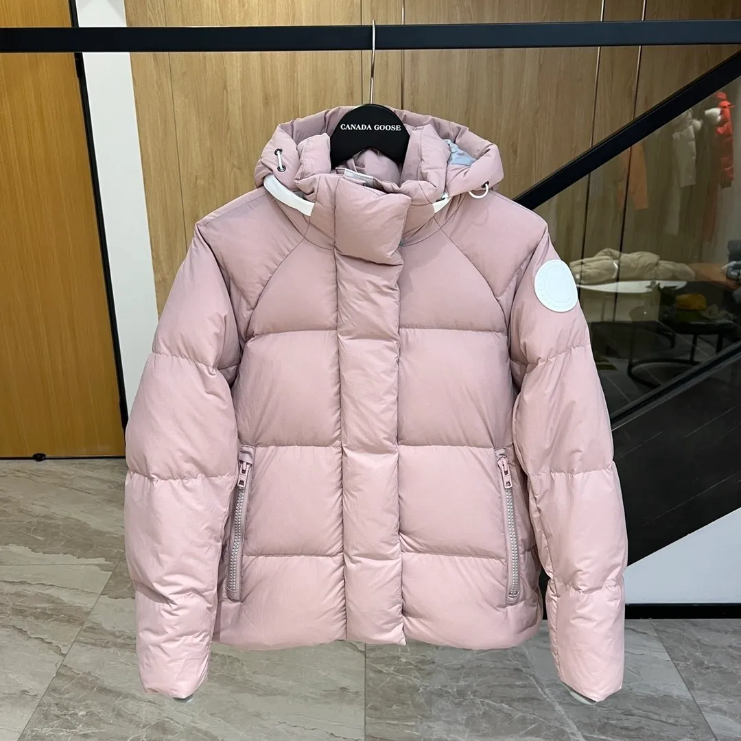 P760 Capsule Series #Exclusive First Release #𝘾𝘼𝙉𝘼𝘿𝘼 𝙂𝙊𝙊𝙎𝙀𝙅𝙪𝙣𝙘𝙩𝙞𝙤𝙣 Top Original Core Private Chat CANADA GOOSE White Label STELS Series Junction Pastel Parker Top Original Product color: Beichen white, melting water blue, stone gray, soft light pink, moonlight lime Size: XS, S, M, L, XL Junction Parker pastel light weight, warm. The Junction Parker is made from soft EnduraLuxe fabric with CORDURA for added durability in high-wear areas, making it lightweight and durable. Features a removable hood for easy transition into warmer weather. Featuring white trim, this parka complements the muted fabric colors and brings a breath of fresh air into the colder months.  Materials List: Details Product Features Removable premium insulated hood is two-way adjustable and padded with down for greater softness around the head and neck Length: Hip-length and warm.  Fabric: Wear-resistant knitting technology: CORDURA fabric is used to reinforce wear-prone areas to improve durability. The inner strap can be worn on the shoulders to free up your hands. The down placket is designed with an invisible snap button closure above the two-way zipper to prevent wind and warmth. Unzips from the bottom to increase range of motion or improve breathability Ribbed knit cuffs add comfort and lock in heat Internal drawstring at hem to block cold wind 3 exterior pockets: Fleece-lined handwarmer pockets with two-way zipper closure for easy access to items. Security pocket with zipper closure under the fly · 2 internal pockets: drop-in pocket Note: As we all know, the original version is made of 80% white duck down, and the fill power refers to the cubic inches of volume occupied by each ounce (30 grams) of down under certain conditions. If one ounce of down occupies 500 cubic inches, the fill power of the down is 500. So we can simply understand it as: fill power is the volume of down, and the volume of down is fill power. The higher the fill power of down, it means that under the same filling amount, down can fix a larger volume of air layer to keep warm and insulate, so the warmth retention of down is better.  Summary: Note: Some merchants add waste silk, 50 velvet, hand-feel velvet, etc. to the filling in order to maximize profits during the production process! It is said to be 90% white duck down, purchasing agent level, or even more exaggeratedly said to be 90% white goose down, to fool the layman! (You can consult the official website. All styles are made of white duck down.) At the same time, I will teach you a more practical trick: buy one from Tmall, and buy another from a merchant you trust at the same time, and come back to compare the details. (Tmall provides 7-day no-reason return and exchange, and MT does not affect secondary sales and provides 15-day no-reason return and exchange.) ⚠️ Remember the principle of getting what you pay for! Don't be greedy for small gains, or you will suffer big losses! Every customer is welcome to ask questions and we will continue to improve product quality and service!